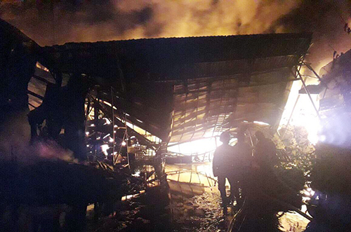 172 cảnh sát chữa cháy nhà kho ở ven Sài Gòn trong đêm