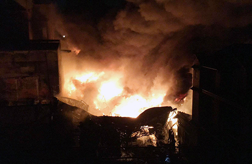 172 cảnh sát chữa cháy nhà kho ở ven Sài Gòn trong đêm