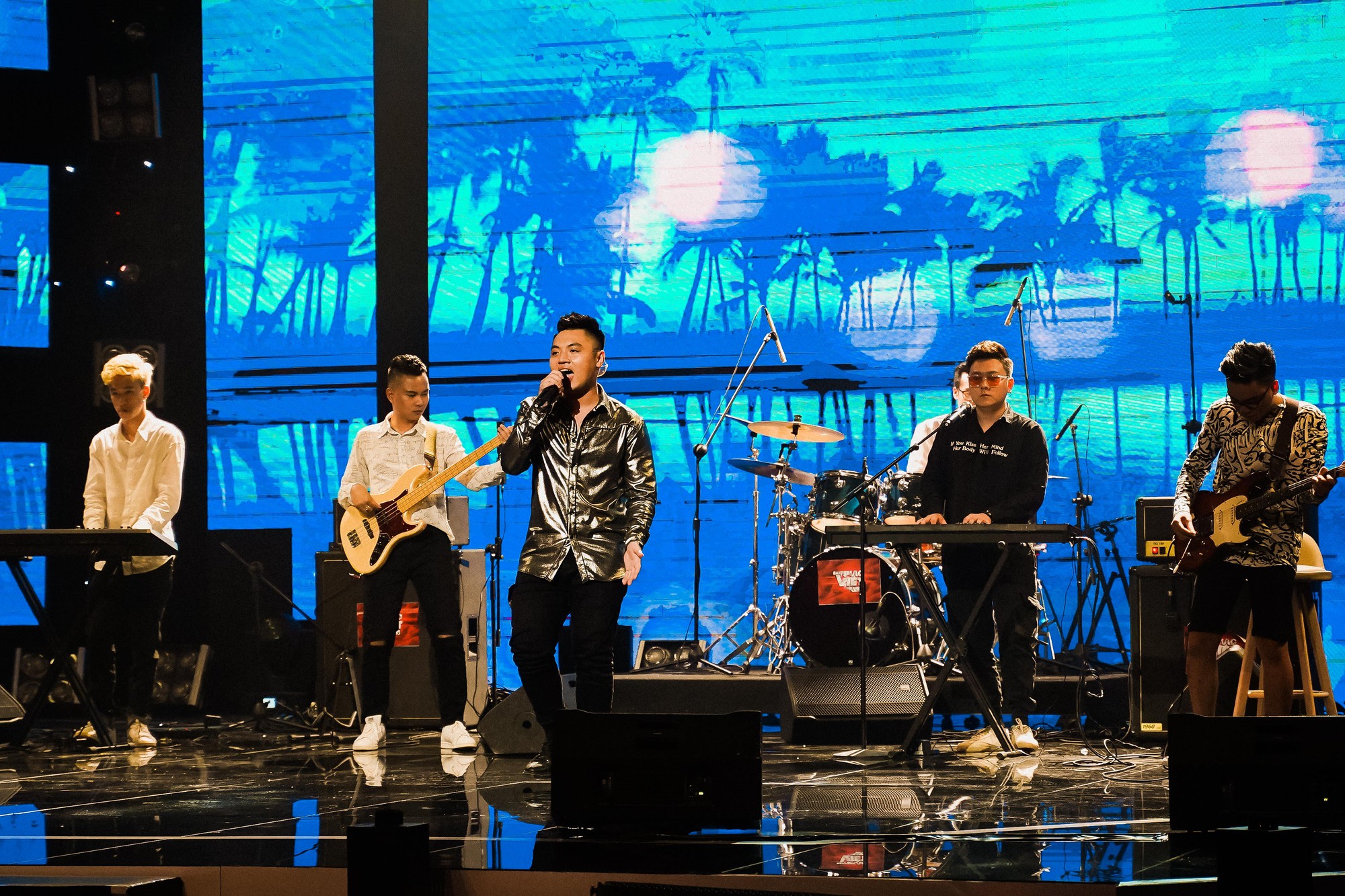 Màn trộn lẫn hit Lam Trường, Mỹ Tâm, Phương Vy khiến các giám khảo bàn tán sôi nổi