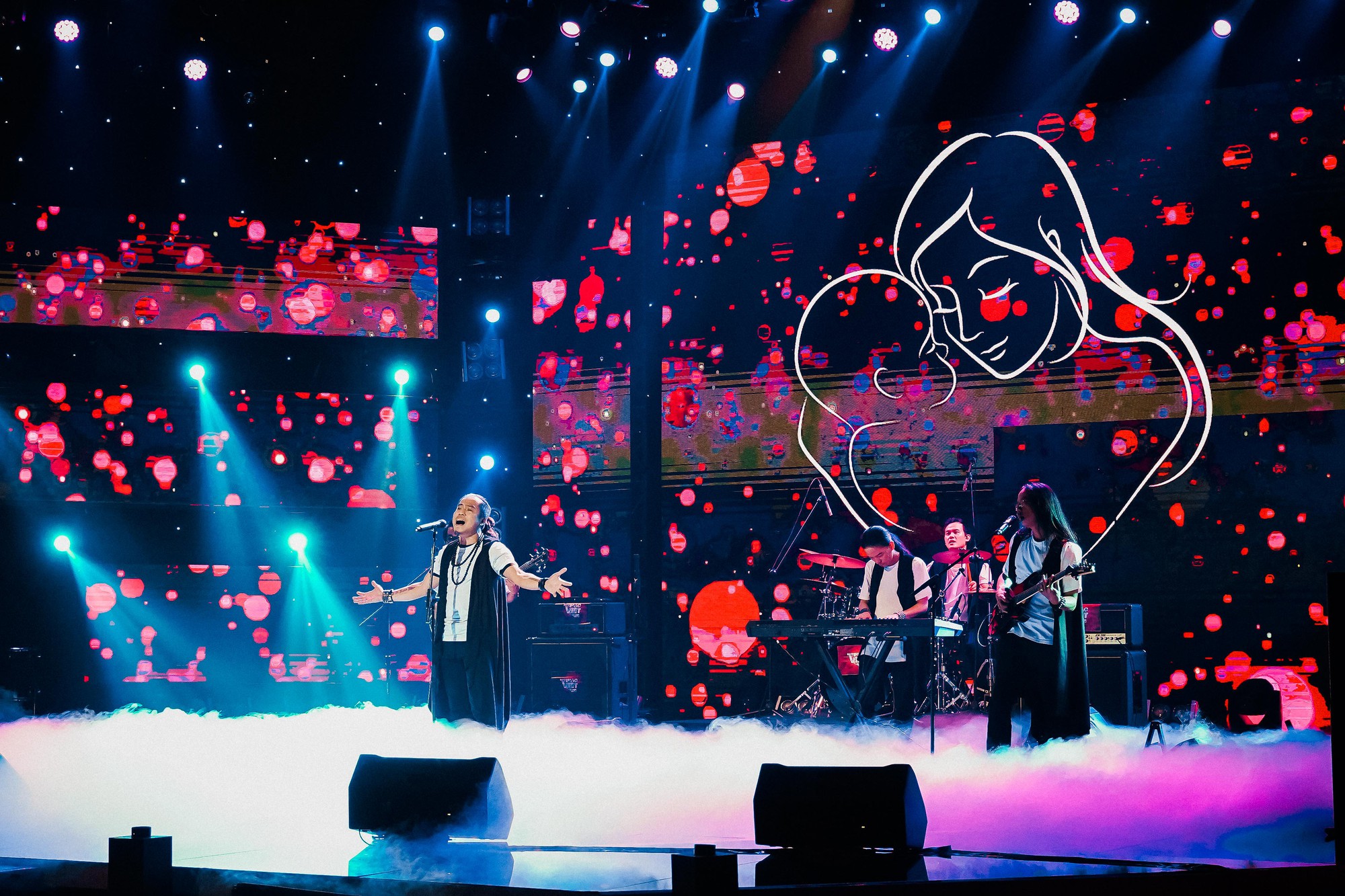 Màn trộn lẫn hit Lam Trường, Mỹ Tâm, Phương Vy khiến các giám khảo bàn tán sôi nổi