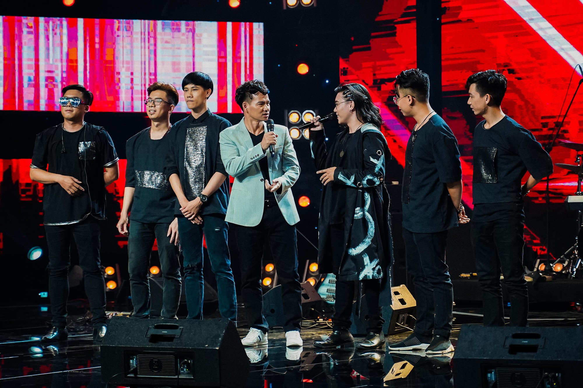 Màn trộn lẫn hit Lam Trường, Mỹ Tâm, Phương Vy khiến các giám khảo bàn tán sôi nổi