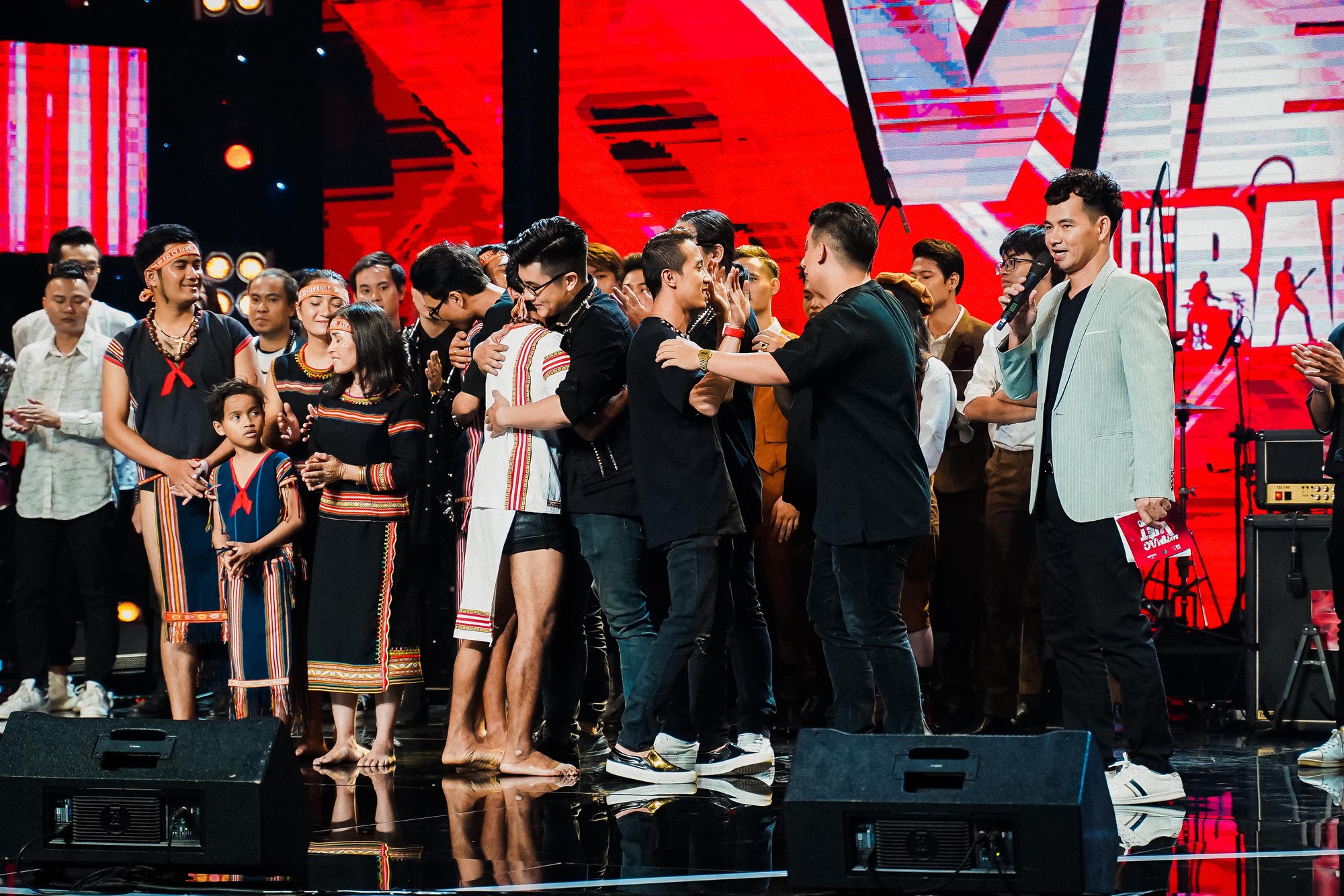 Màn trộn lẫn hit Lam Trường, Mỹ Tâm, Phương Vy khiến các giám khảo bàn tán sôi nổi