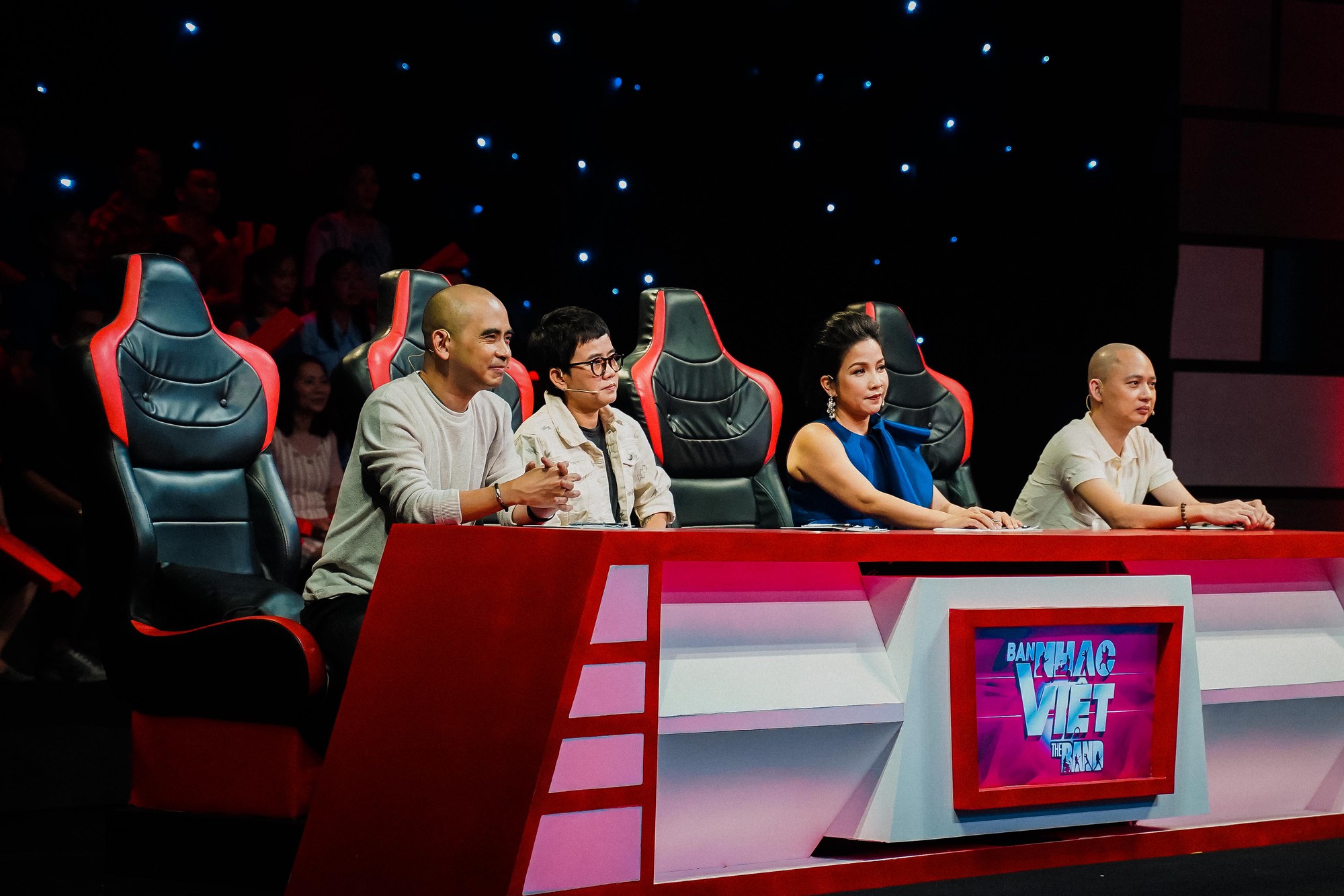 Màn trộn lẫn hit Lam Trường, Mỹ Tâm, Phương Vy khiến các giám khảo bàn tán sôi nổi