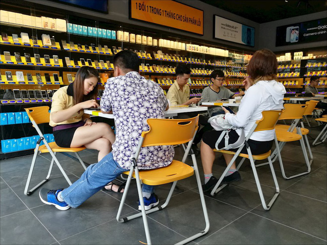 Thưởng tiền tỷ nhưng không cho xài ngay, bí kíp giữ người của Thế Giới Di Động