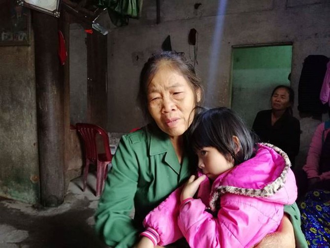 Người thân ngóng đợi thi thể các nạn nhân trong vụ tai nạn ở Thái Lan, không khí tang thương bao phủ cả vùng quê nghèo