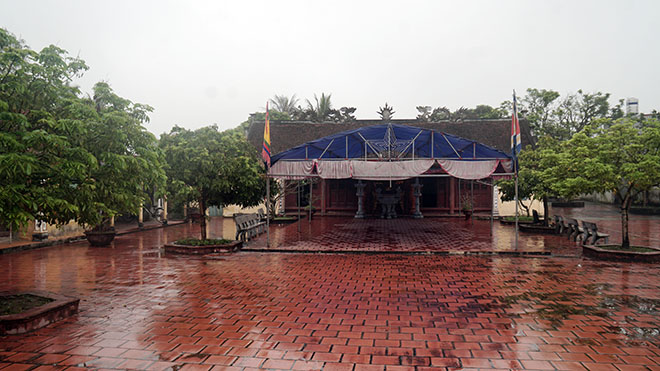 Video - Ảnh: Tận mắt xem pho tượng biết đứng lên, ngồi xuống trong ngôi miếu cổ 700 tuổi