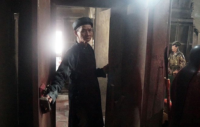 Video - Ảnh: Tận mắt xem pho tượng biết đứng lên, ngồi xuống trong ngôi miếu cổ 700 tuổi