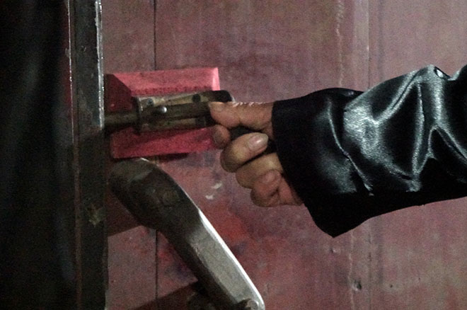 Video - Ảnh: Tận mắt xem pho tượng biết đứng lên, ngồi xuống trong ngôi miếu cổ 700 tuổi