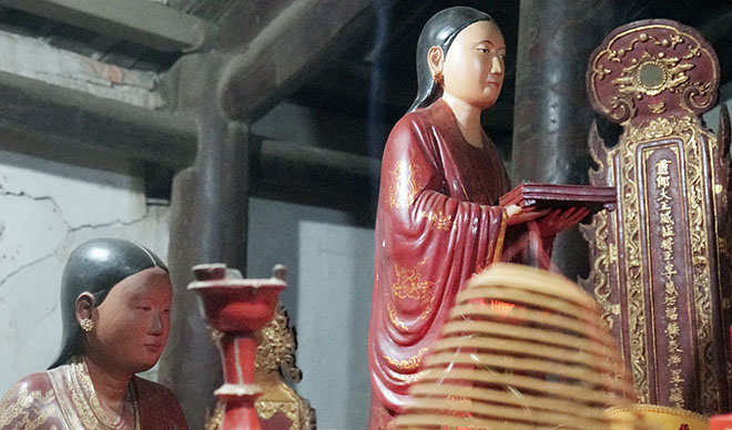 Video - Ảnh: Tận mắt xem pho tượng biết đứng lên, ngồi xuống trong ngôi miếu cổ 700 tuổi