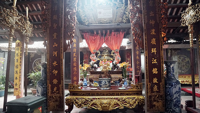 Video - Ảnh: Tận mắt xem pho tượng biết đứng lên, ngồi xuống trong ngôi miếu cổ 700 tuổi