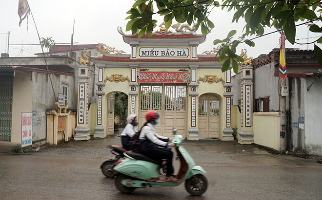 Video - Ảnh: Tận mắt xem pho tượng biết đứng lên, ngồi xuống trong ngôi miếu cổ 700 tuổi