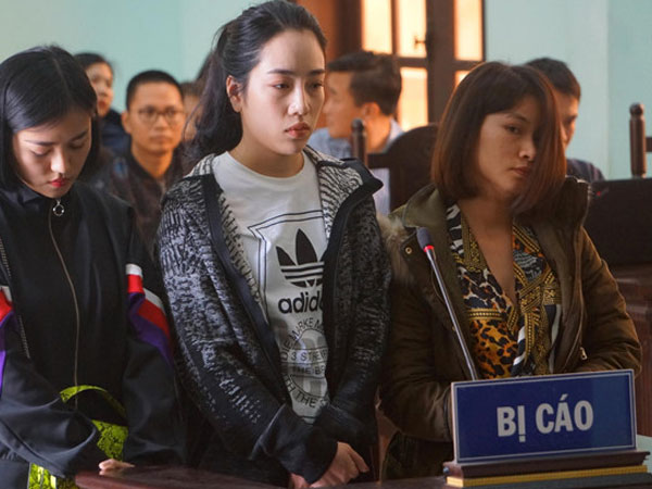 Ba cô gái đánh ghen, lột đồ nữ chủ tiệm spa lĩnh mức án nào?