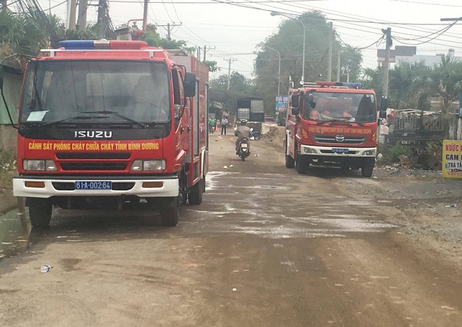 Khí lạ bất ngờ xì ra từ xe tải, cả khu dân cư náo loạn, người dân nháo nhào bỏ chạy