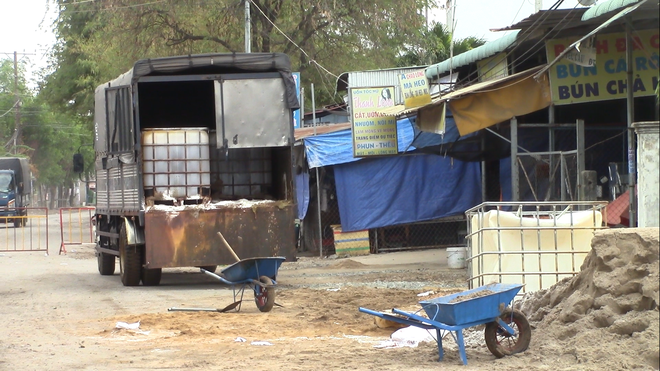 Khí lạ bất ngờ xì ra từ xe tải, cả khu dân cư náo loạn, người dân nháo nhào bỏ chạy