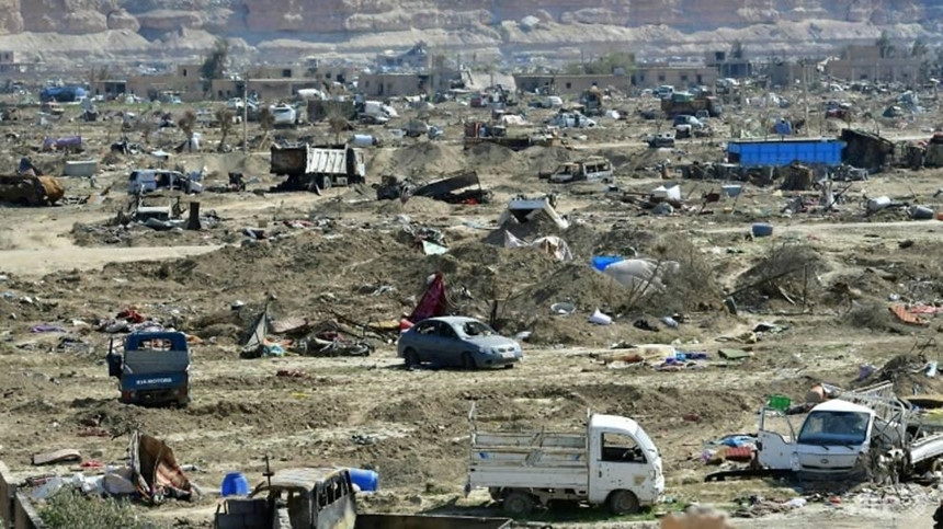 Thành trì cuối cùng sụp đổ, bại binh IS chui khỏi đường hầm xin hàng