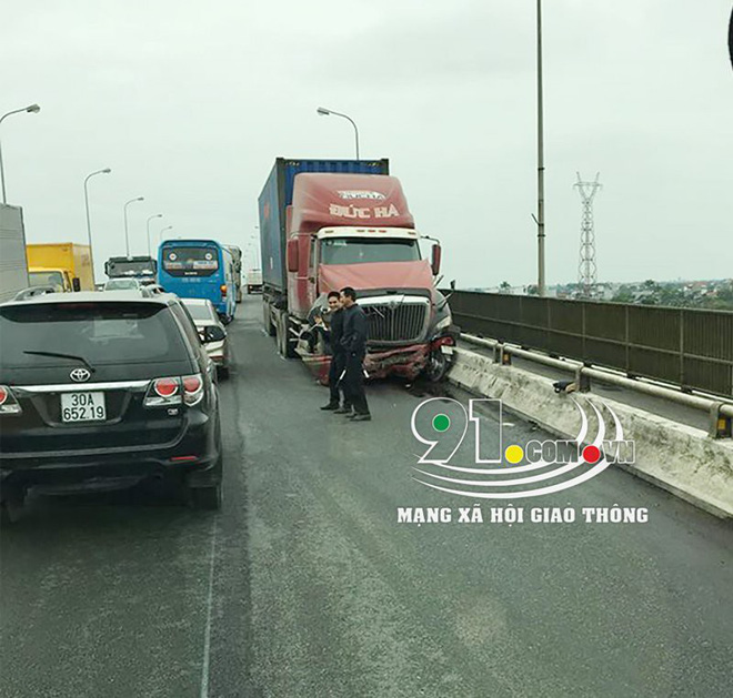 Xe tải bị đâm nát đầu, tài xế gào khóc đau đớn trong buồng lái