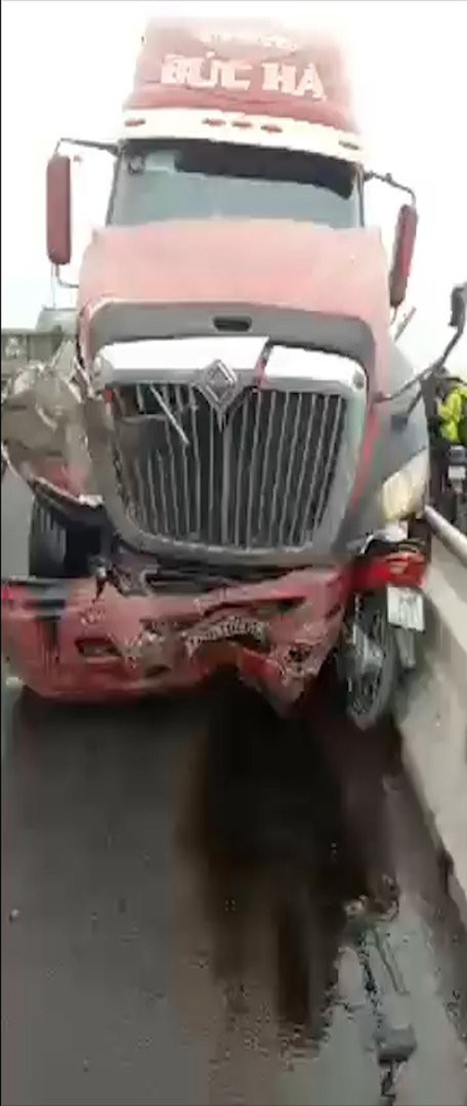 Xe tải bị đâm nát đầu, tài xế gào khóc đau đớn trong buồng lái