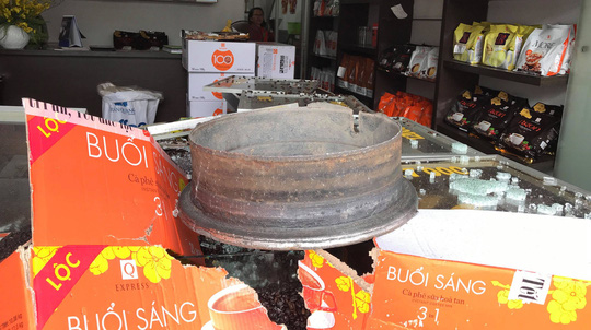 Hy hữu xe ben nổ lốp, mâm bánh xe văng như tên bắn vào 1 cửa hàng