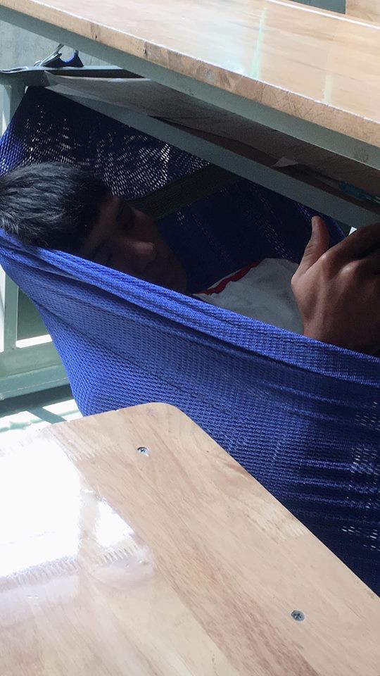 Nam sinh đầu tư hẵn một chiếc võng để ngủ trong lớp khiền người thấm thía: Buồn gì rồi cũng sẽ qua, chỉ có buồn ngủ không tha ngày nào