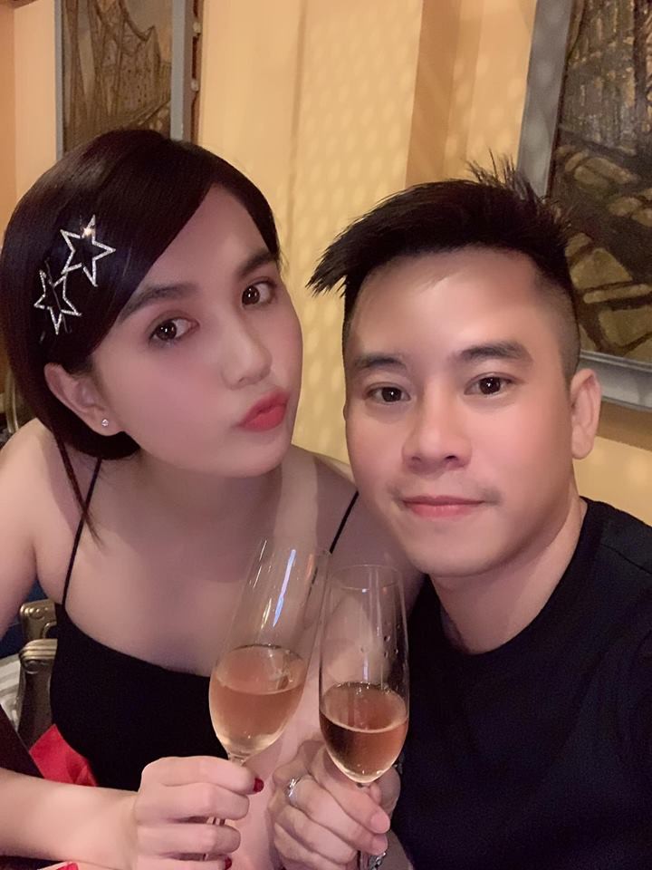 Giấu tiệt bạn trai lớn tuổi nhưng Ngọc Trinh lại công khai ôm hôn trai lạ, và đây là danh tính bất ngờ của anh chàng