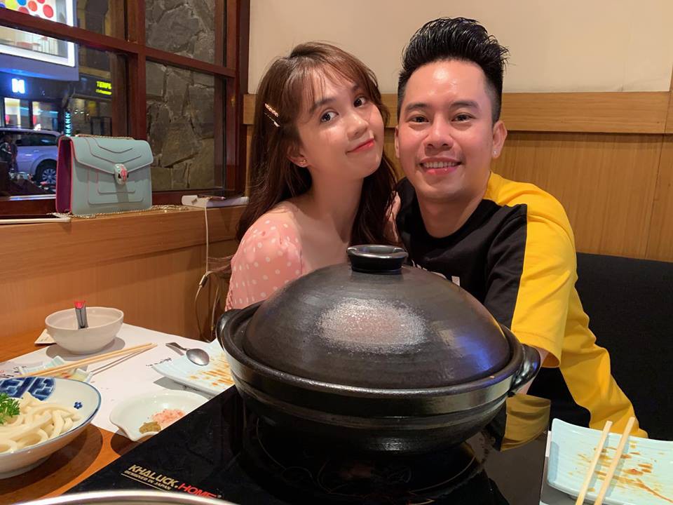 Giấu tiệt bạn trai lớn tuổi nhưng Ngọc Trinh lại công khai ôm hôn trai lạ, và đây là danh tính bất ngờ của anh chàng