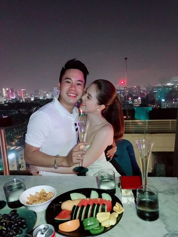 Giấu tiệt bạn trai lớn tuổi nhưng Ngọc Trinh lại công khai ôm hôn trai lạ, và đây là danh tính bất ngờ của anh chàng