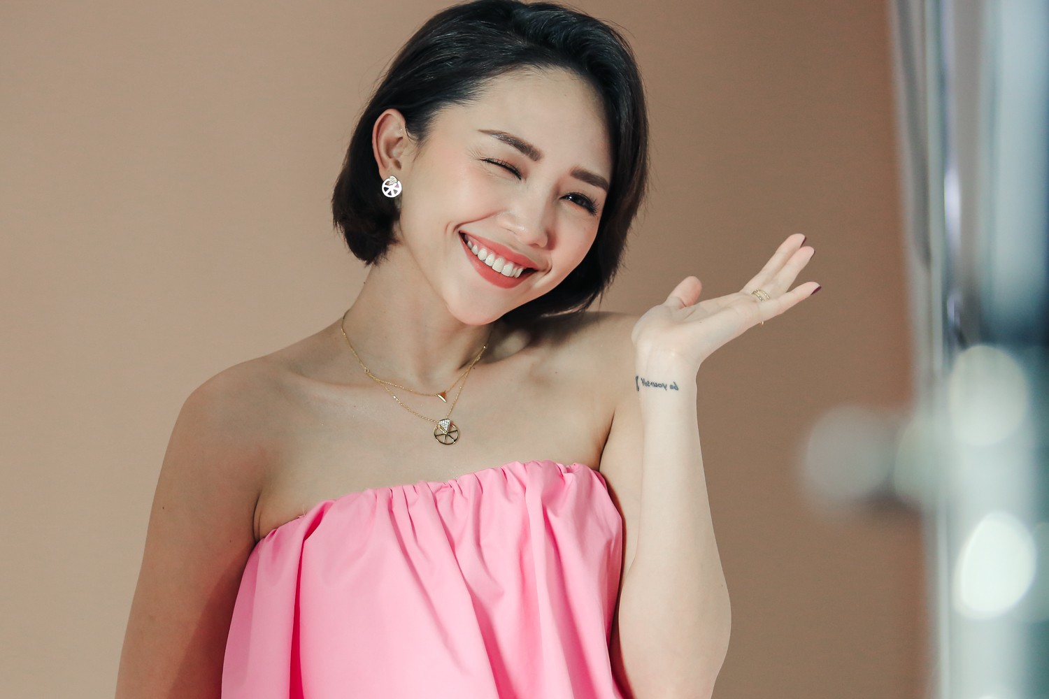 Lâu lâu mới lại xắn tay vào bếp trổ tài nữ công gia chánh, Tóc Tiên bị bỏng cấp độ 2 phải đi bệnh viện băng bó