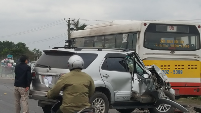Xe 5 chỗ bẹp nát đầu do lao vào đuôi xe buýt
