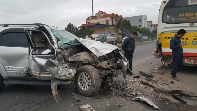 Xe 5 chỗ bẹp nát đầu do lao vào đuôi xe buýt