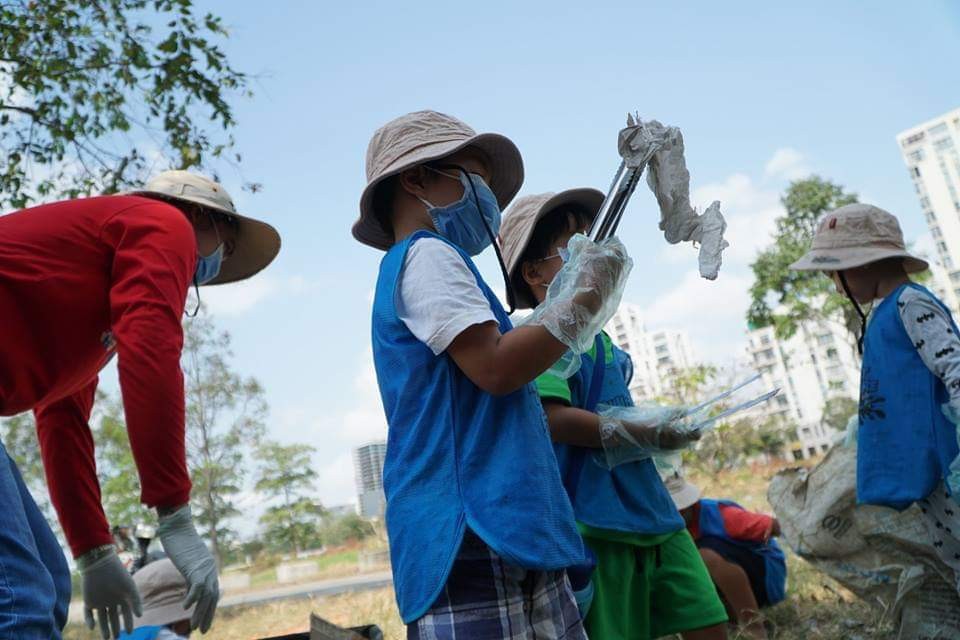 Cho trẻ mầm non đeo găng tay nilon tham gia thử thách dọn rác, nhà trường lên tiếng