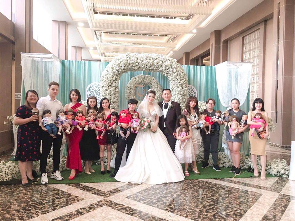 Hết hồn hình ảnh đám cưới có sự góp mặt của 18 con Kumanthong ngồi chật kín 1 bàn tiệc, ăn lẩu, uống nước ngọt như thật