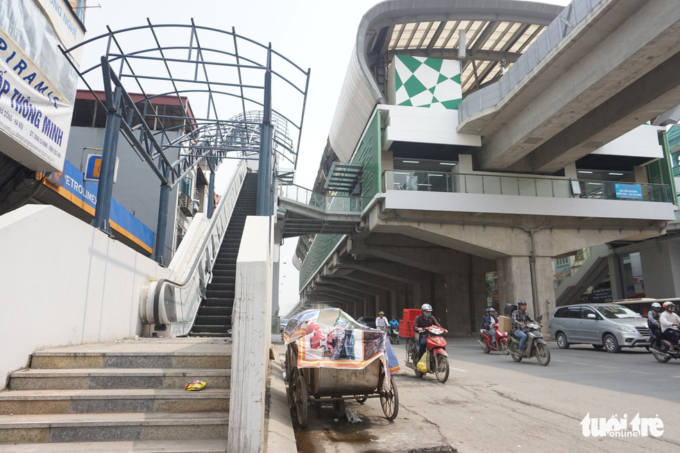 6 tháng rồi mà nhà ga đường sắt Cát Linh - Hà Đông nơi ngổn ngang, nơi ngập rác