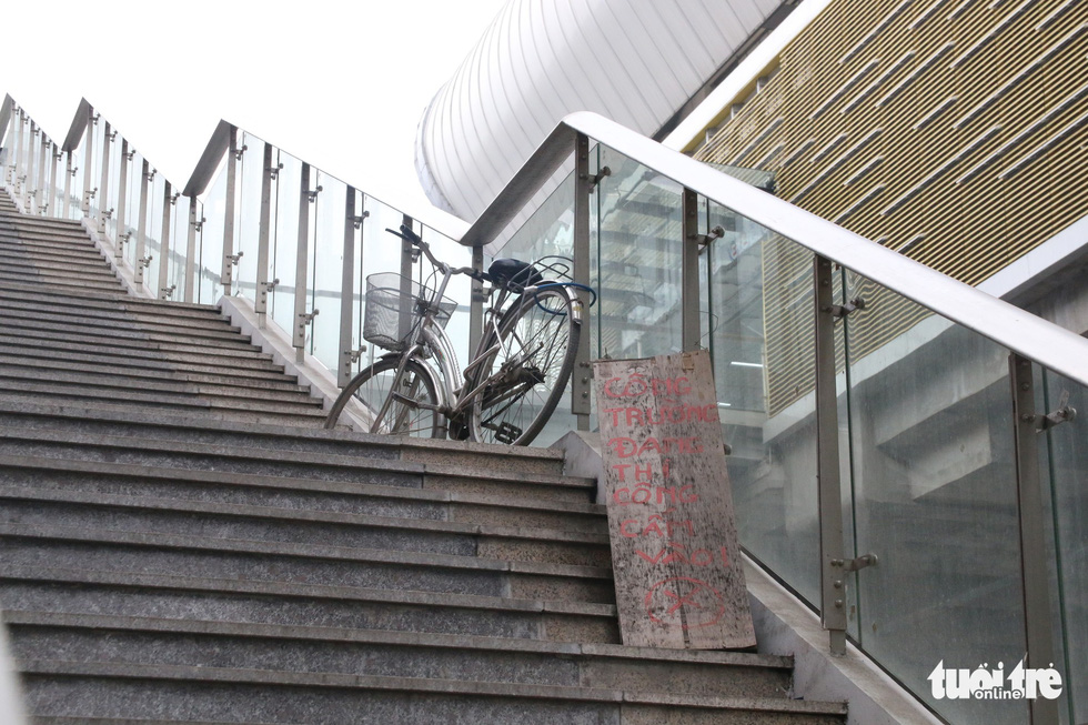 6 tháng rồi mà nhà ga đường sắt Cát Linh - Hà Đông nơi ngổn ngang, nơi ngập rác