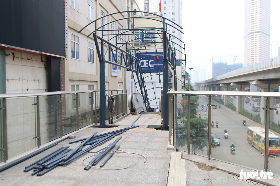 6 tháng rồi mà nhà ga đường sắt Cát Linh - Hà Đông nơi ngổn ngang, nơi ngập rác