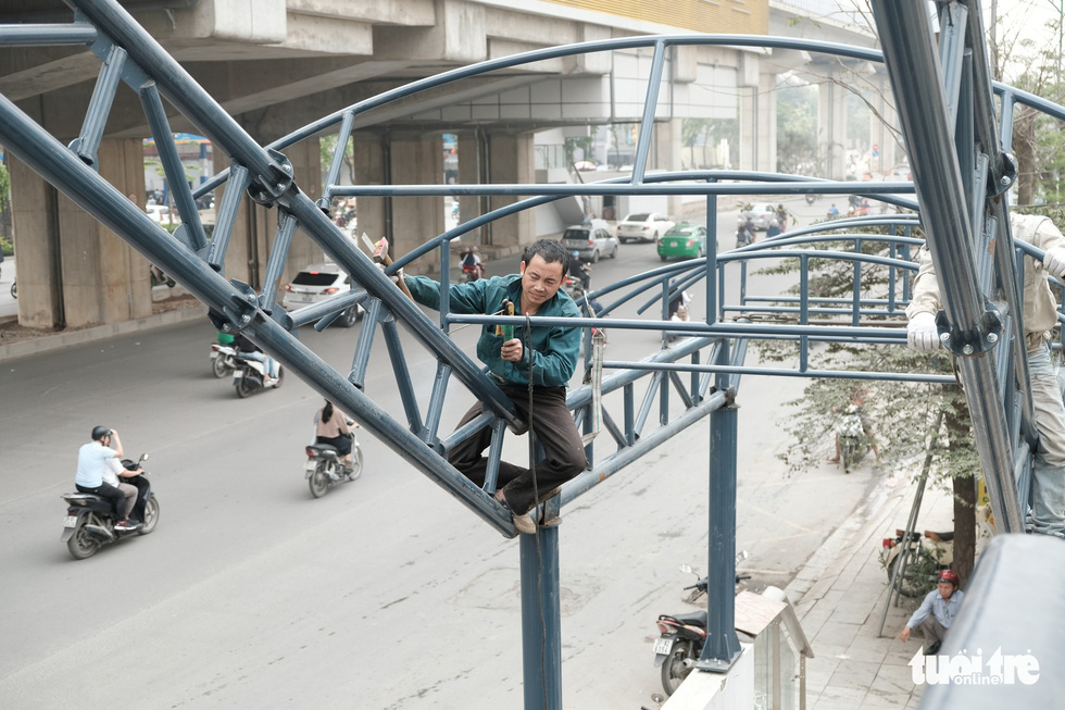 6 tháng rồi mà nhà ga đường sắt Cát Linh - Hà Đông nơi ngổn ngang, nơi ngập rác