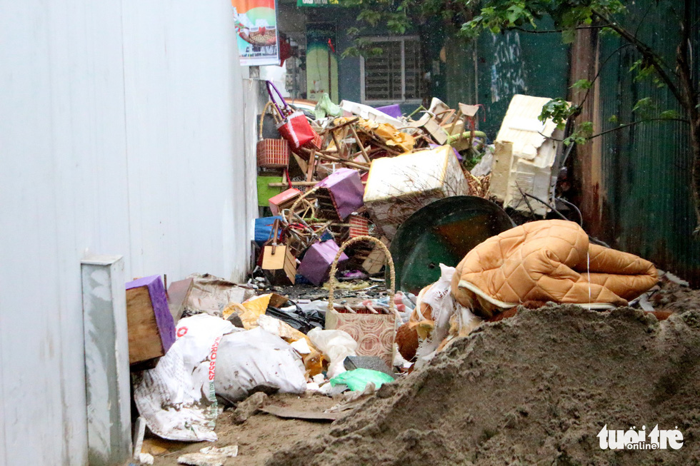 6 tháng rồi mà nhà ga đường sắt Cát Linh - Hà Đông nơi ngổn ngang, nơi ngập rác