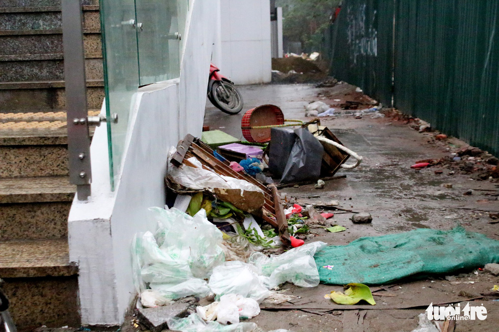 6 tháng rồi mà nhà ga đường sắt Cát Linh - Hà Đông nơi ngổn ngang, nơi ngập rác