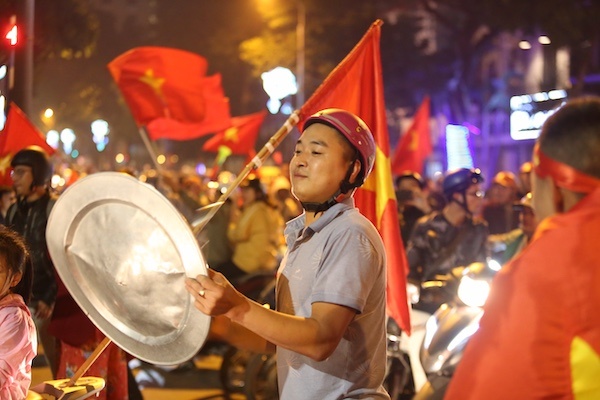 Người hâm mộ đổ xuống đường ăn mừng trận thắng U23 Thái Lan