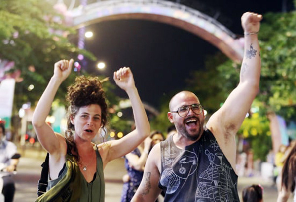 Người hâm mộ đổ xuống đường ăn mừng trận thắng U23 Thái Lan