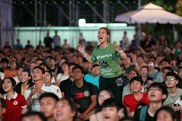 Người hâm mộ đổ xuống đường ăn mừng trận thắng U23 Thái Lan