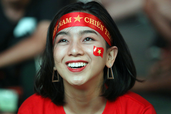 Người hâm mộ đổ xuống đường ăn mừng trận thắng U23 Thái Lan