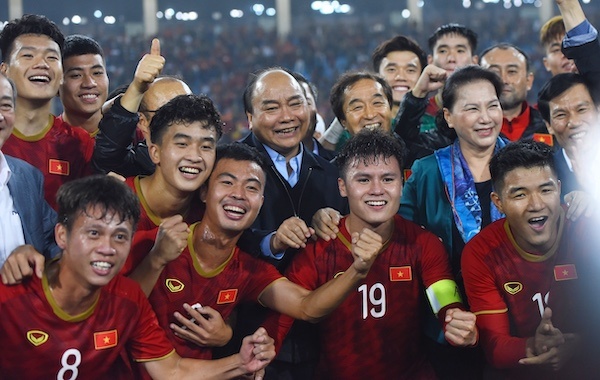 Người hâm mộ đổ xuống đường ăn mừng trận thắng U23 Thái Lan