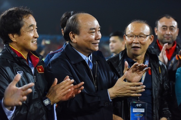 Người hâm mộ đổ xuống đường ăn mừng trận thắng U23 Thái Lan