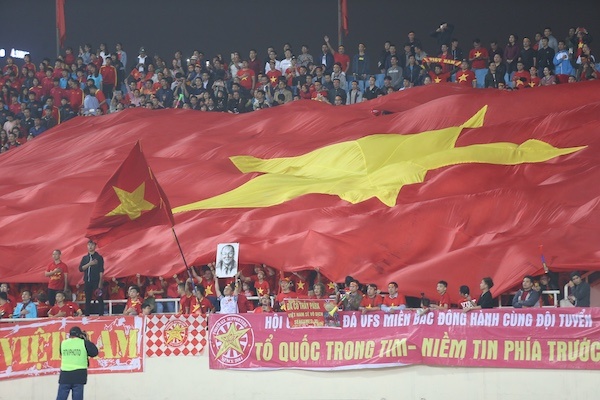 Người hâm mộ đổ xuống đường ăn mừng trận thắng U23 Thái Lan