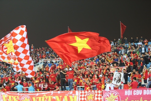 Người hâm mộ đổ xuống đường ăn mừng trận thắng U23 Thái Lan