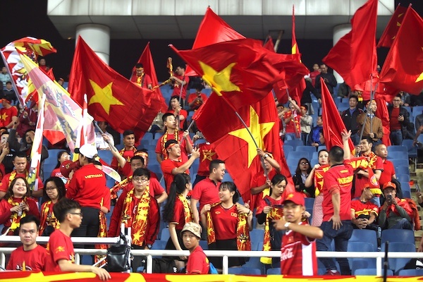 Người hâm mộ đổ xuống đường ăn mừng trận thắng U23 Thái Lan