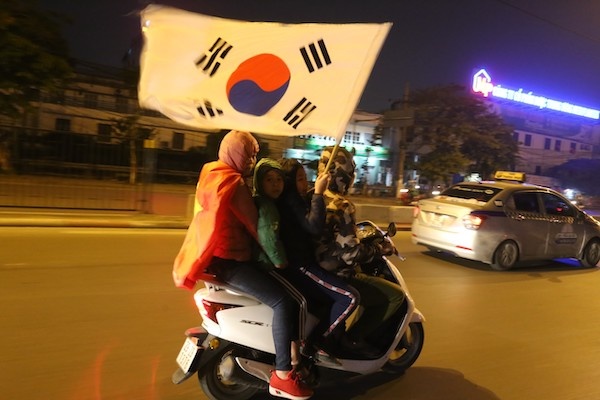 Người hâm mộ đổ xuống đường ăn mừng trận thắng U23 Thái Lan