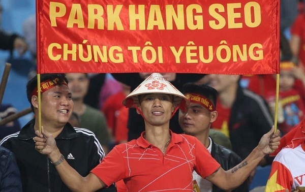 Người hâm mộ đổ xuống đường ăn mừng trận thắng U23 Thái Lan