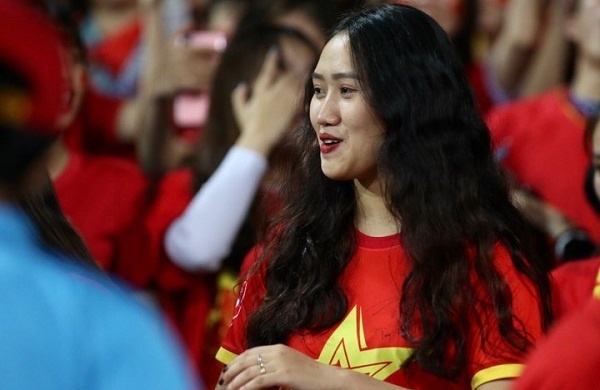 Người hâm mộ đổ xuống đường ăn mừng trận thắng U23 Thái Lan