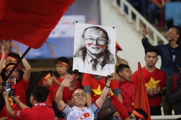 Người hâm mộ đổ xuống đường ăn mừng trận thắng U23 Thái Lan